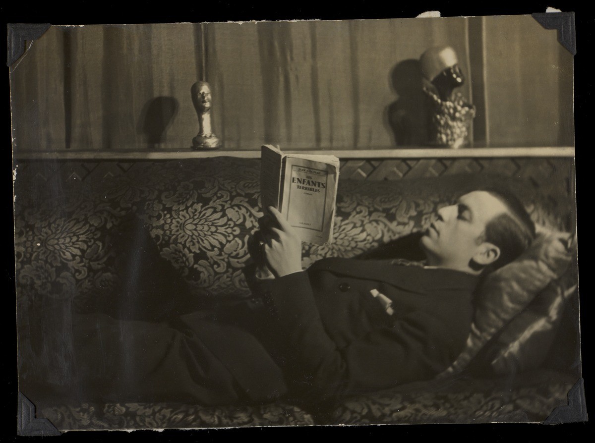 Photograph of Max Ewing reading