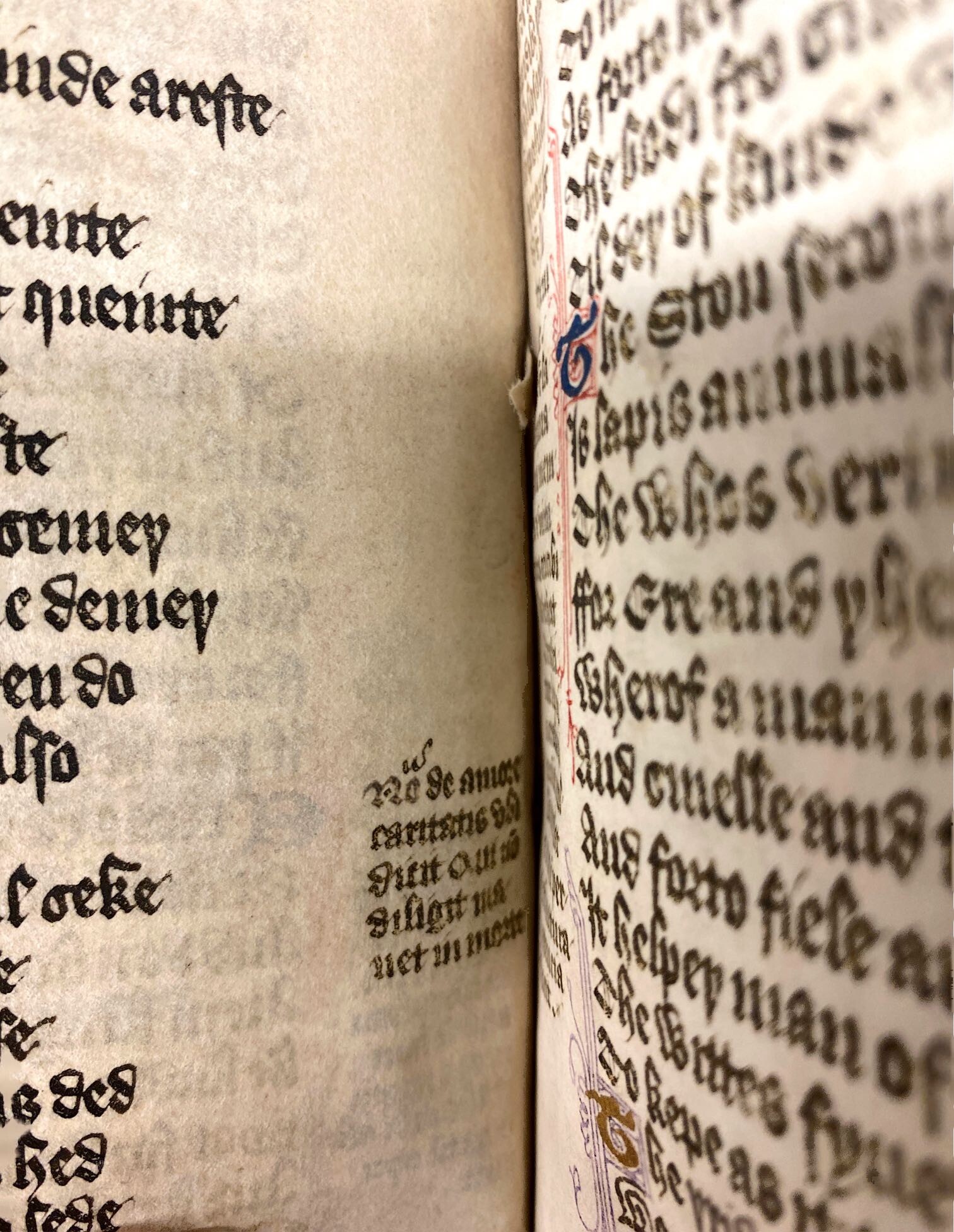 An image of the gutter between two manuscript leaves, each featuring black text in Middle English.